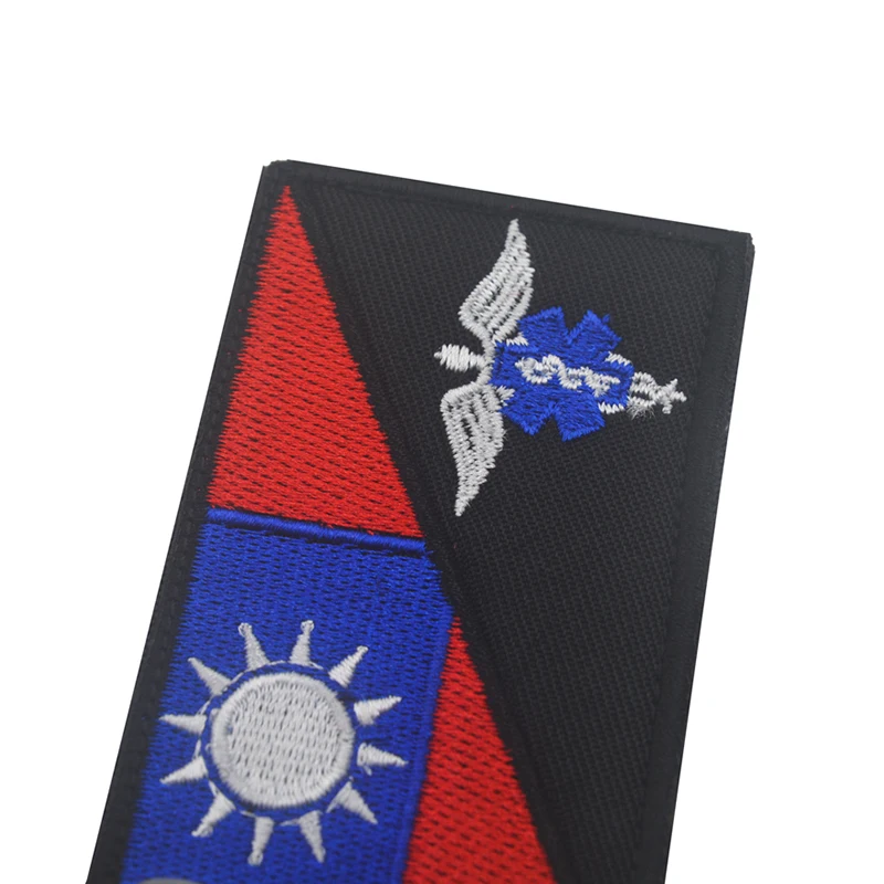 Значок с логотипом голубое небо белый медицинский спасательный костюм вышивкой