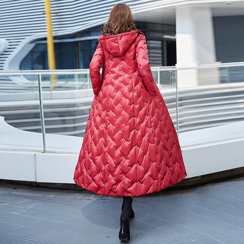 Женский длинный пуховик с капюшоном Красный Яркий до колена поясом на поясе для