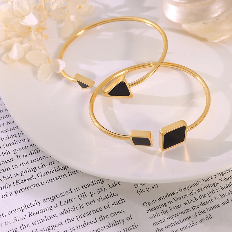 

INS Triangle Square Black Shell Bracelet Ladies Open High Stretch Titanium Steel Jewelry Bracelet for Valentine's Day 2022