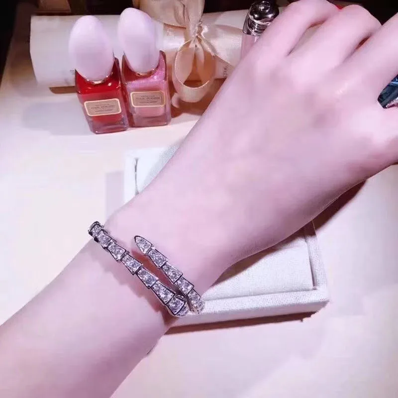 

2020 bv classic Snake flash diamond women's bracelet, with clear logo carved on the inner ring, makes you more attractive