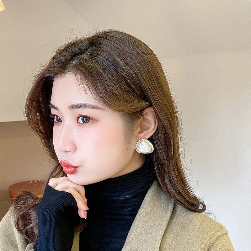 

New geometric fashion style geometric irregular shell earrings, Japan and Korea simple fashion women's earrings 2021 new trend