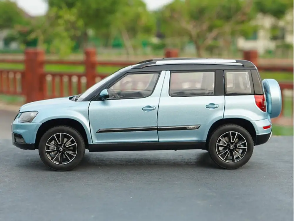 Коллекция голубых литых моделей автомобилей в масштабе 1/18 VW Volkswagen Skoda Yeti