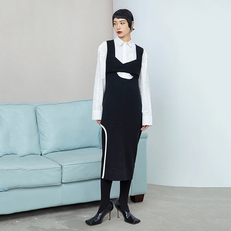 

[EAM] Women Hollow Out Irregular Black Knitting Dress New V-collar Sleeveless Loose Fit Fashion Tide Autumn Winter 2021 1DD0298