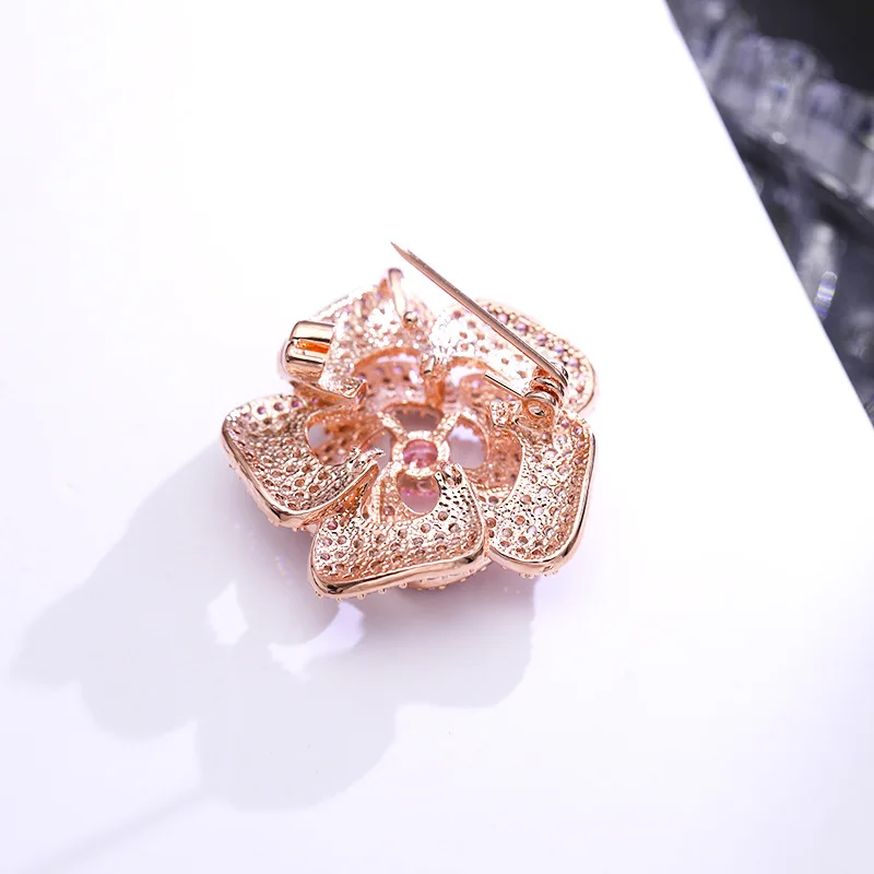 

Flower Design Woman Romantic Brooches Korea Style Gold Pink Full Rhinestone Pin Fashion Clothing Coat Accessories Cute Jewelry