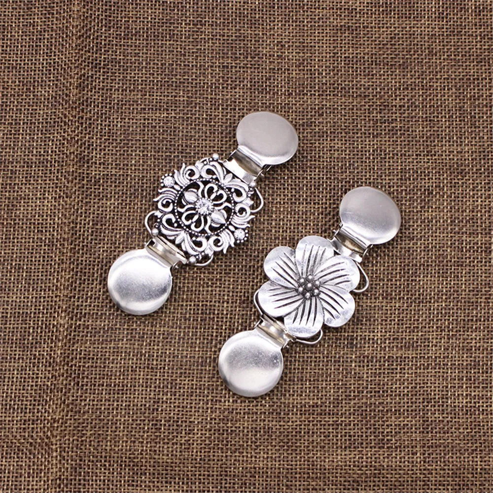 

1 Pcs Retro Clothing Windbreaker Shawl Clip Ladies Anti-fade Sweater Clip With Connecting Button Fashion Brooch Clip Accessories