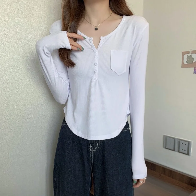 Женская футболка с длинным рукавом белая облегающая V-образным вырезом и для