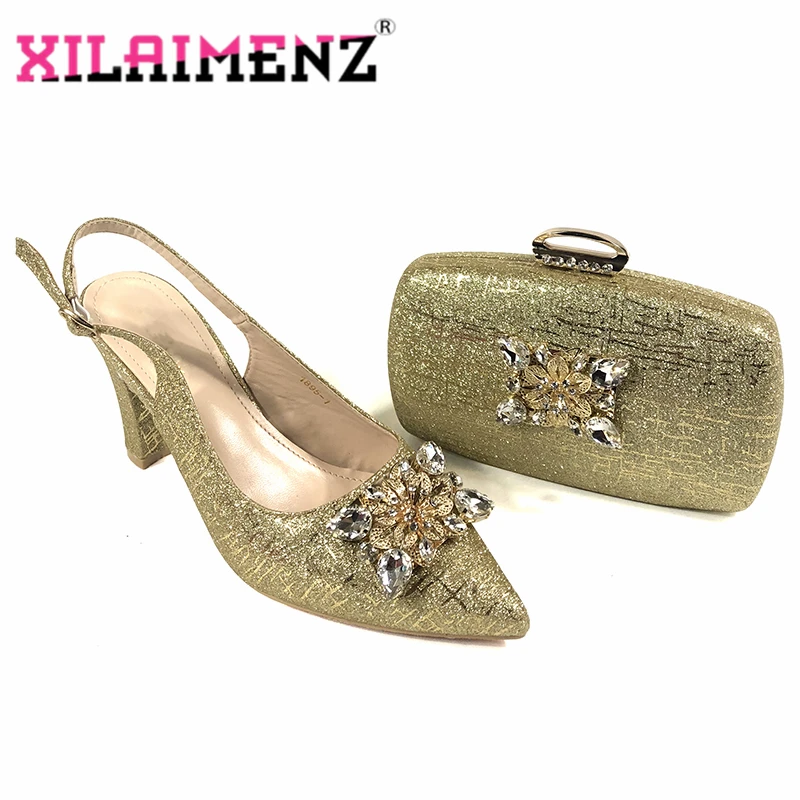 Новейшие итальянские туфли и сумочки в золотистом цвете высококачественные