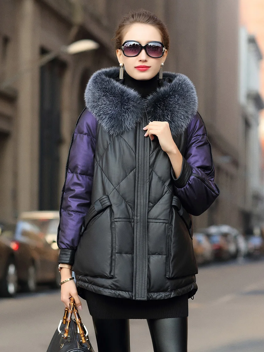 Женская зимняя куртка из натуральной кожи с воротником лисьего меха белая