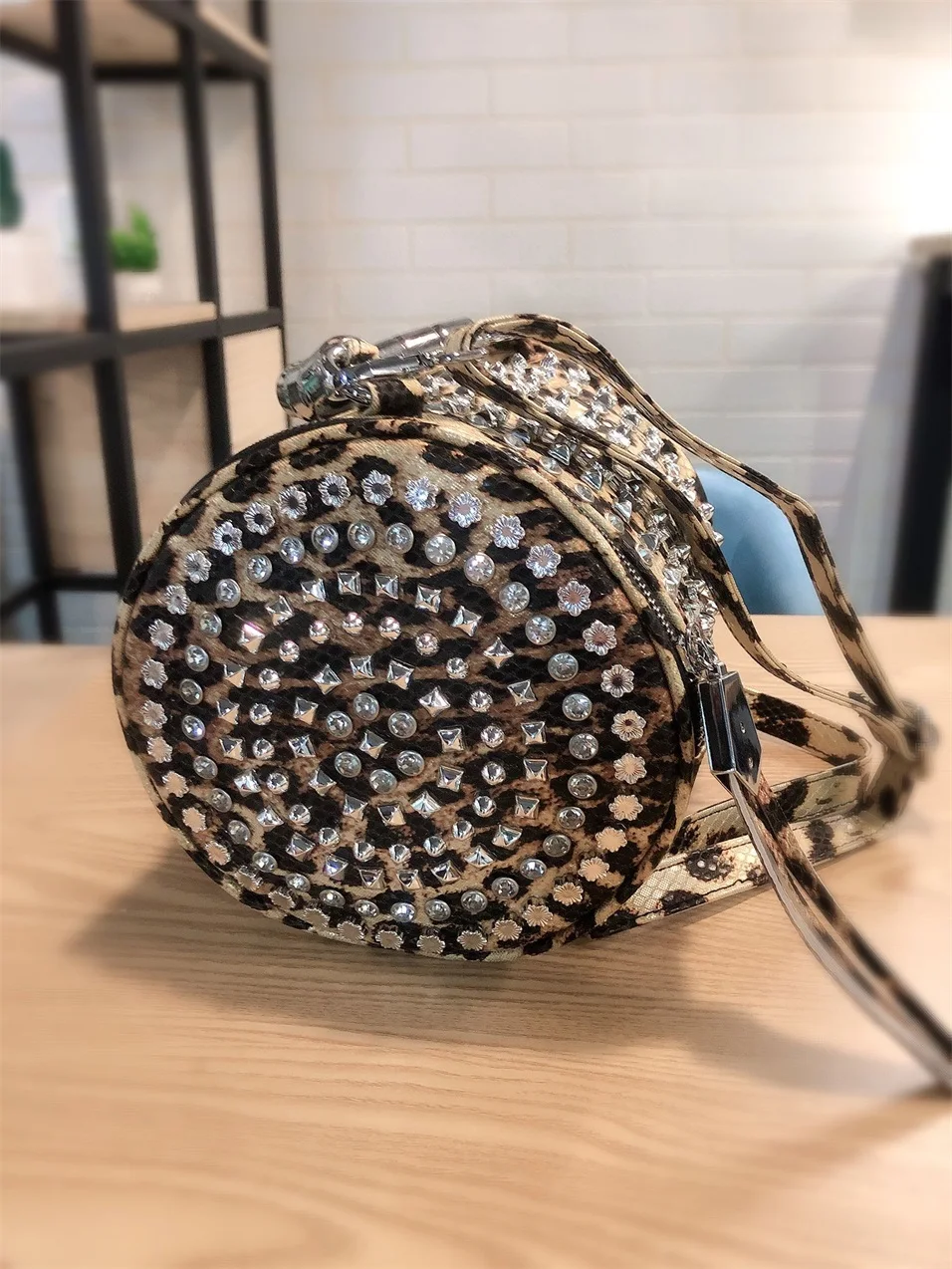 Модная женская сумка-ведро со стразами 2020, винтажная сумка-мессенджер с кисточками, Высококачественная сумка через плечо в стиле ретро, про... от AliExpress RU&CIS NEW