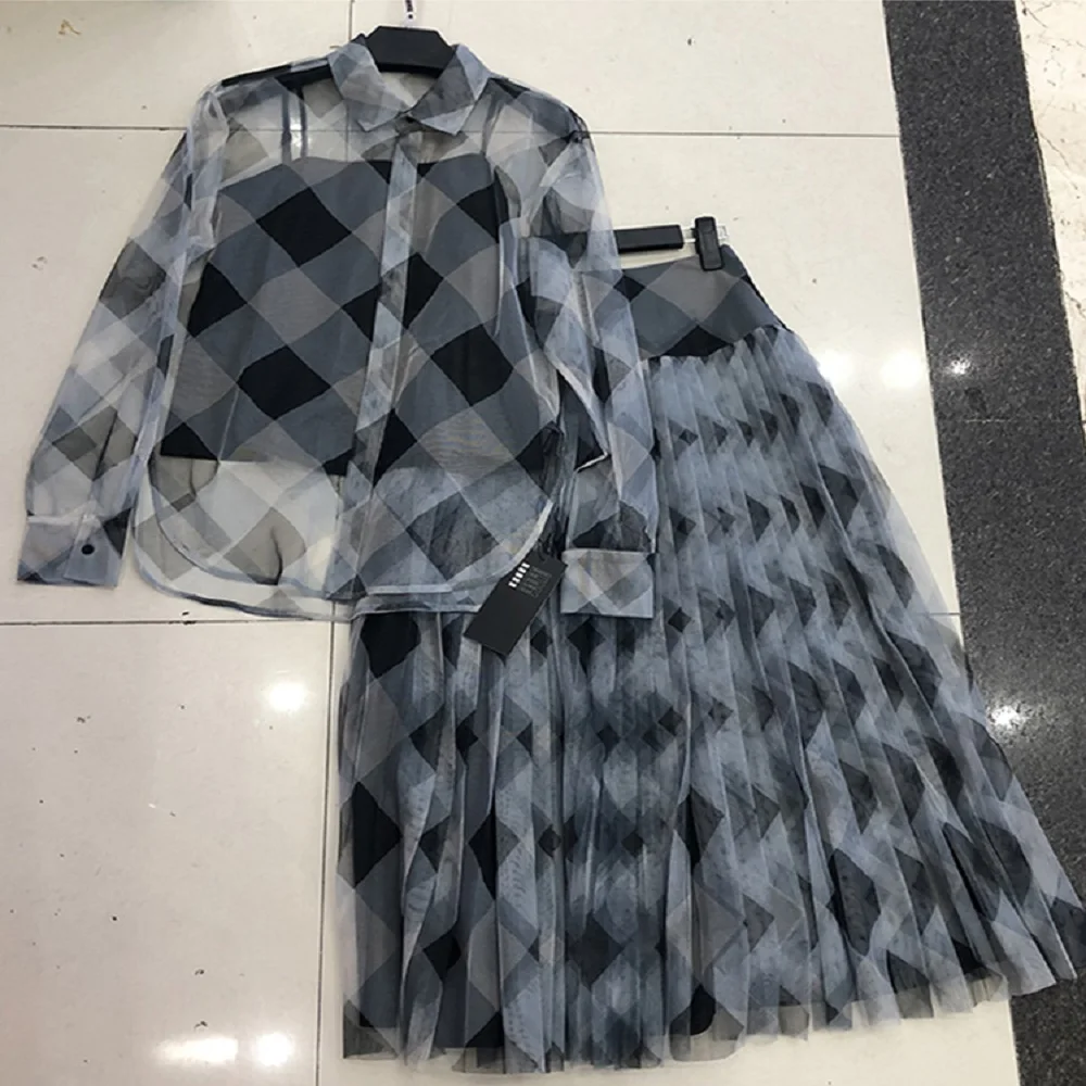 Женский прозрачный костюм из двух предметов рубашка с вырезом и геометрическим