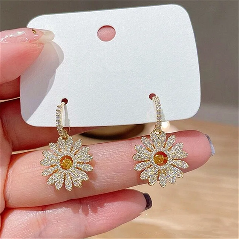 

Японские и южнокорейские новые серьги с микро-инкрустацией из циркония в виде маргаритки и подсолнуха темпераментные маленькие серьги в ви...