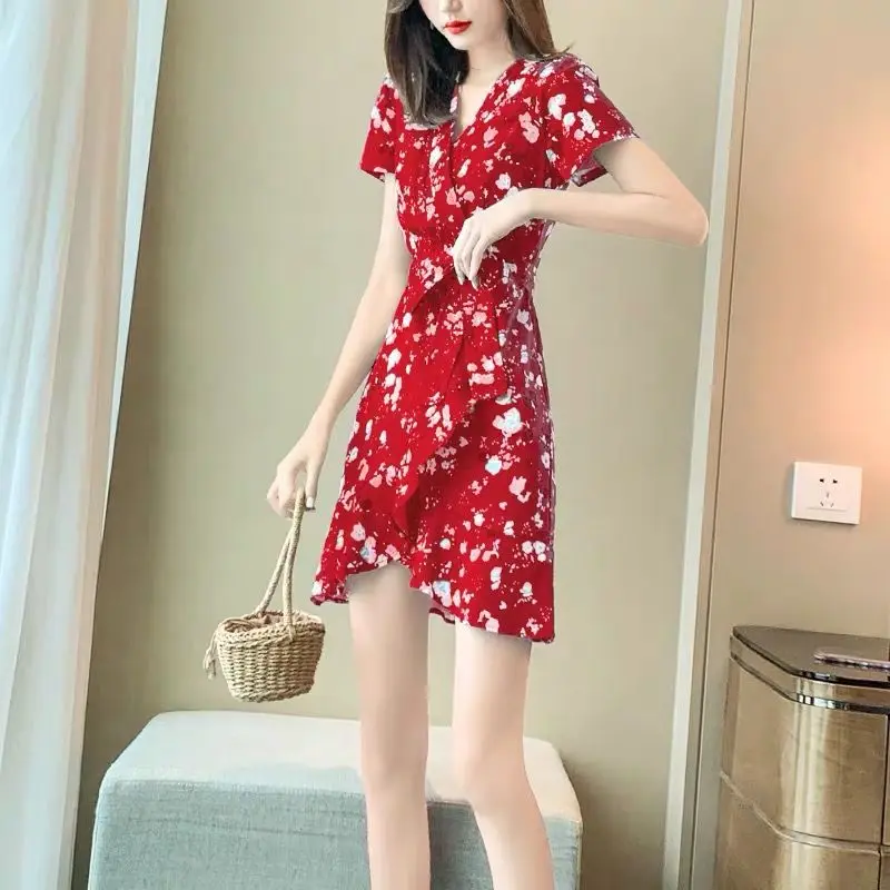 

2021 summer new style dress with waist closed, light and mature style, French wrapped floral skirt