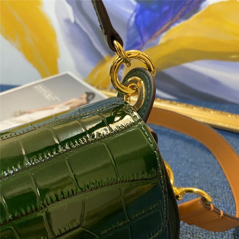 

Leather crocodile diagonal straddle saddle bag 2020 new fashion one shoulder ring buckle flap Vintage portable piggy bag