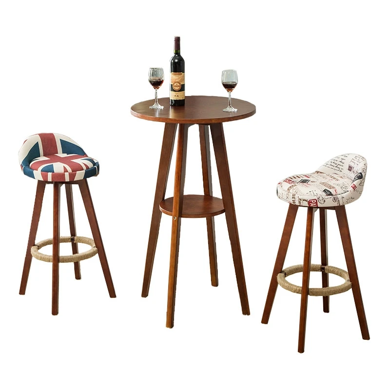 Простой маленький барный столик из массива дерева в европейском стиле