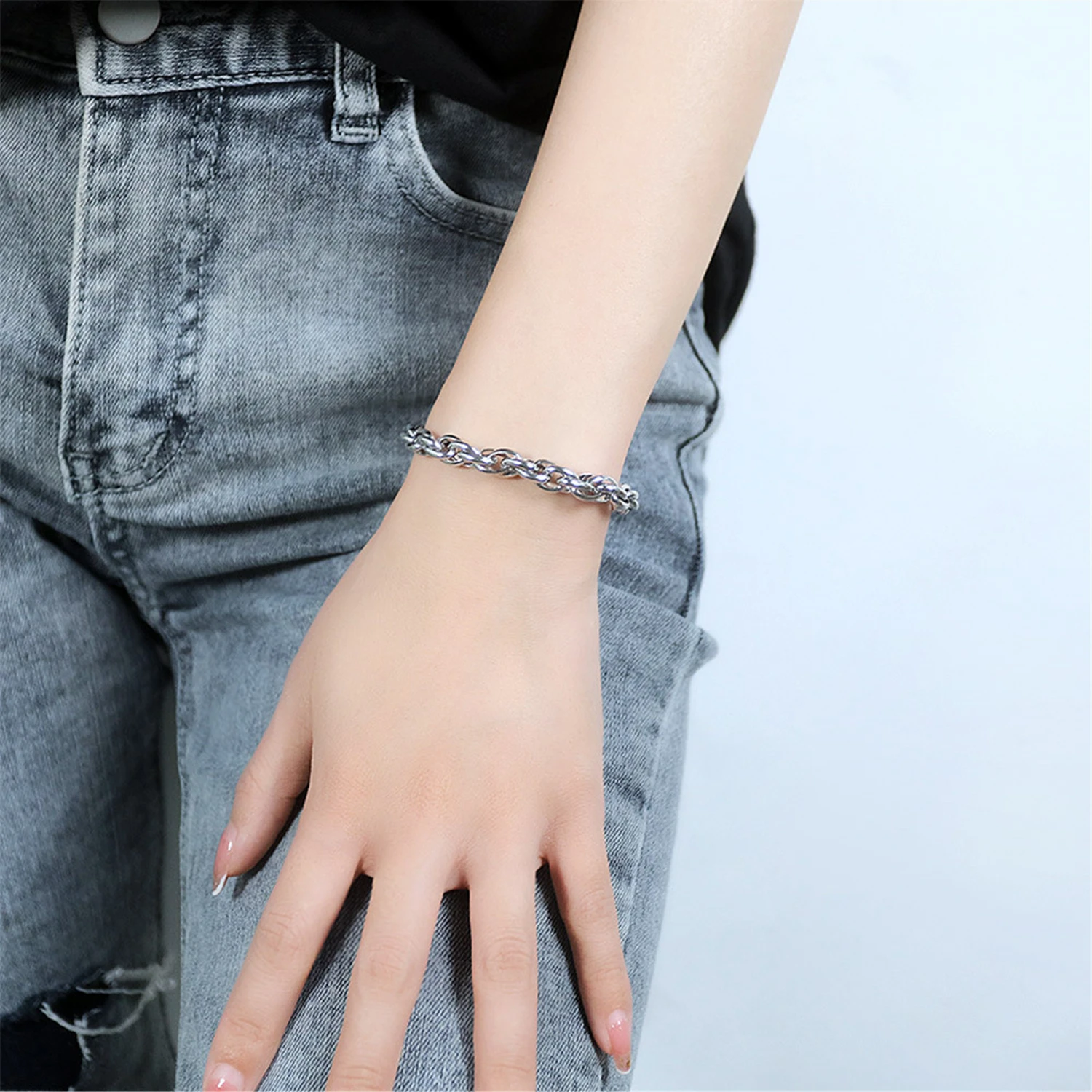 

Korean Version Fashion Niche Design Luxury Stainless Steel Color 250mm Bracelet For Women Personality Street Shooting Jewelry
