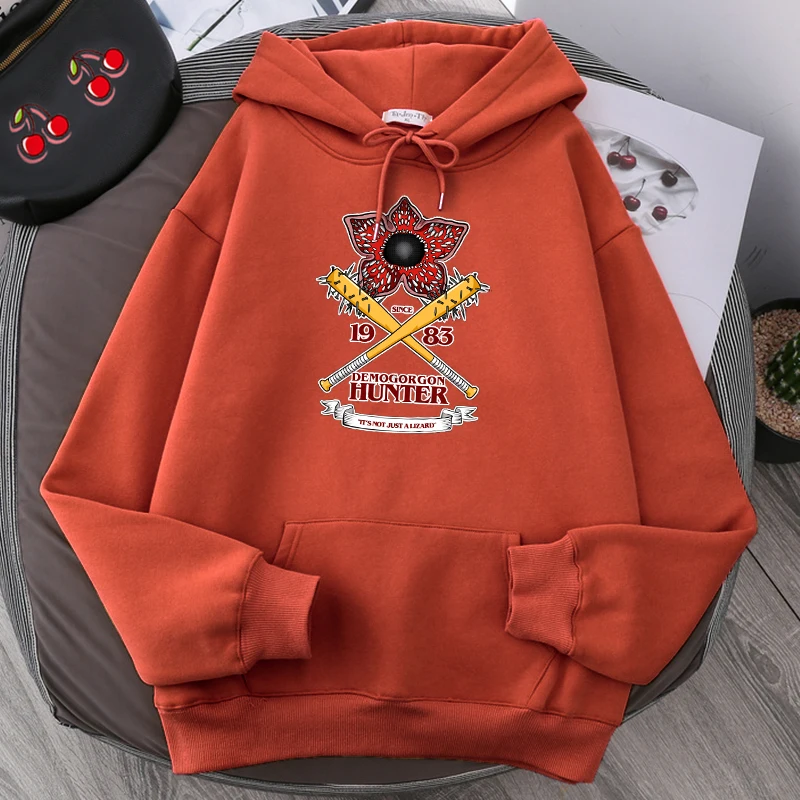 

Мужской флисовый спортивный костюм с капюшоном и принтом «очень странные дела»