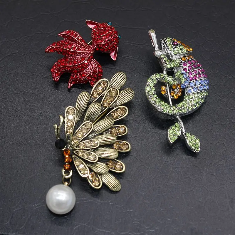 

2021 New Brooch Oil Dripping Butterfly Simulation Insect New Year Red Goldfish Chameleon Modeling High End Lady Accessories