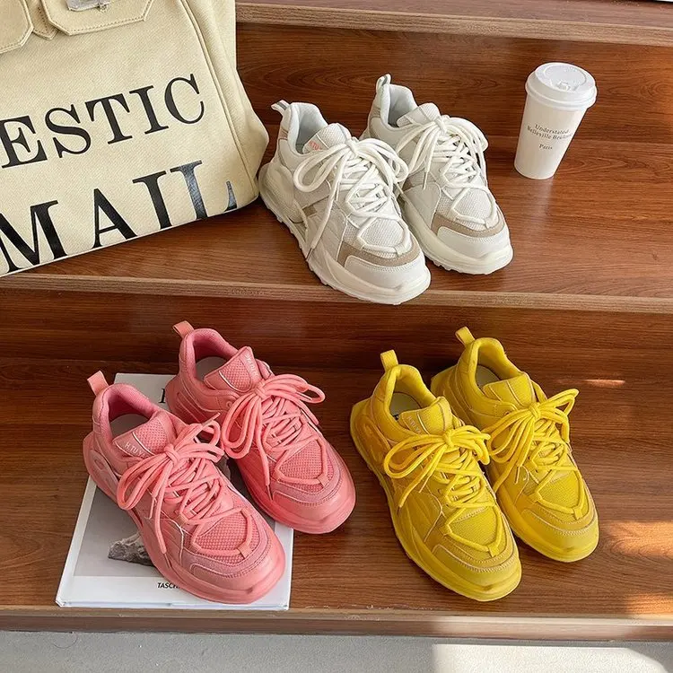 

Women's sports shoes are fashionable and simple