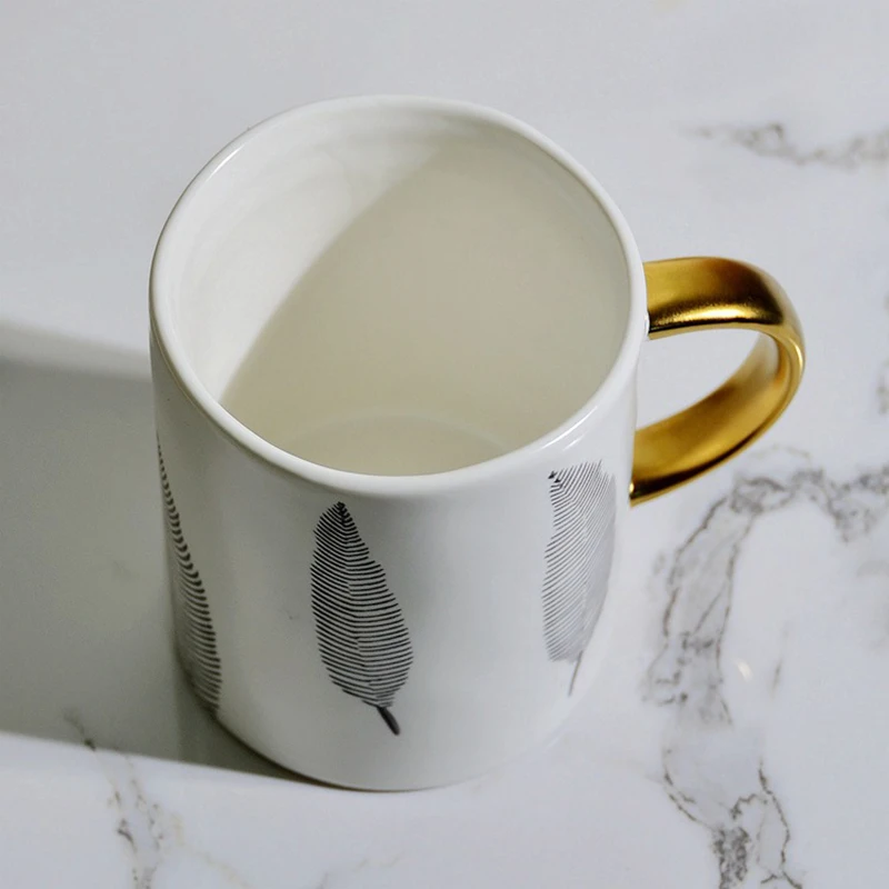 Кружка кофейная с золотистой ручкой и узором в виде перьев креативная посуда для