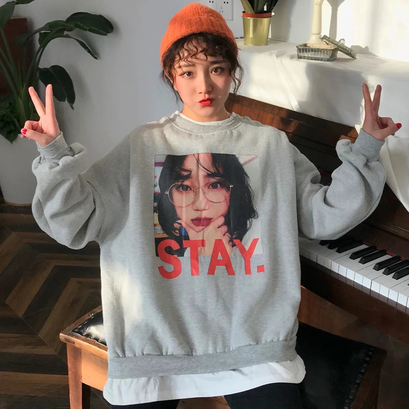 Толстовка женская утепленная бархатная однотонная с буквенным принтом и круглым