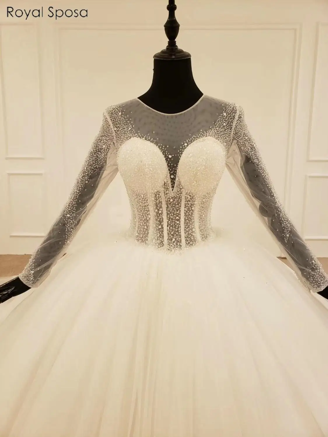 Свадебное платье принцессы с длинными рукавами украшенное бисером свадебные