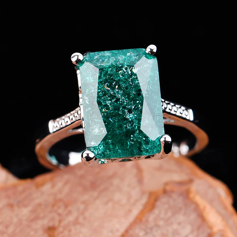 Винтажное яркое кольцо с Зелеными камнями квадратное камнем серебряного цвета