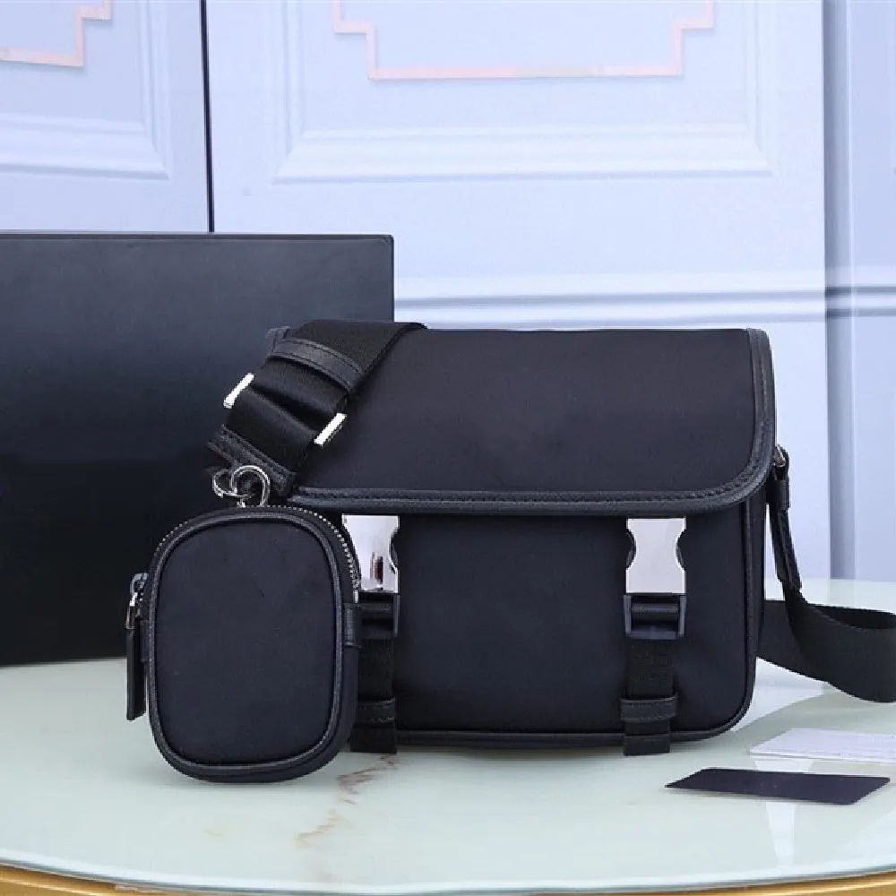 

Men's nylon waterproof buckle shoulder messenger messenger bag