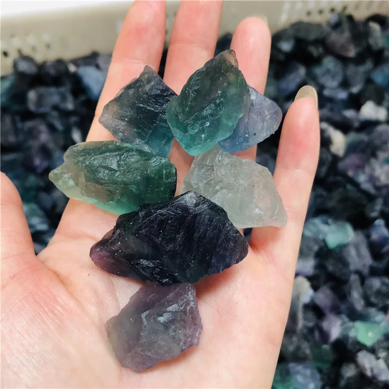 

Образцы фтора натурального цвета, обработаны кристаллами натурального камня и минеральным декором для аквариума