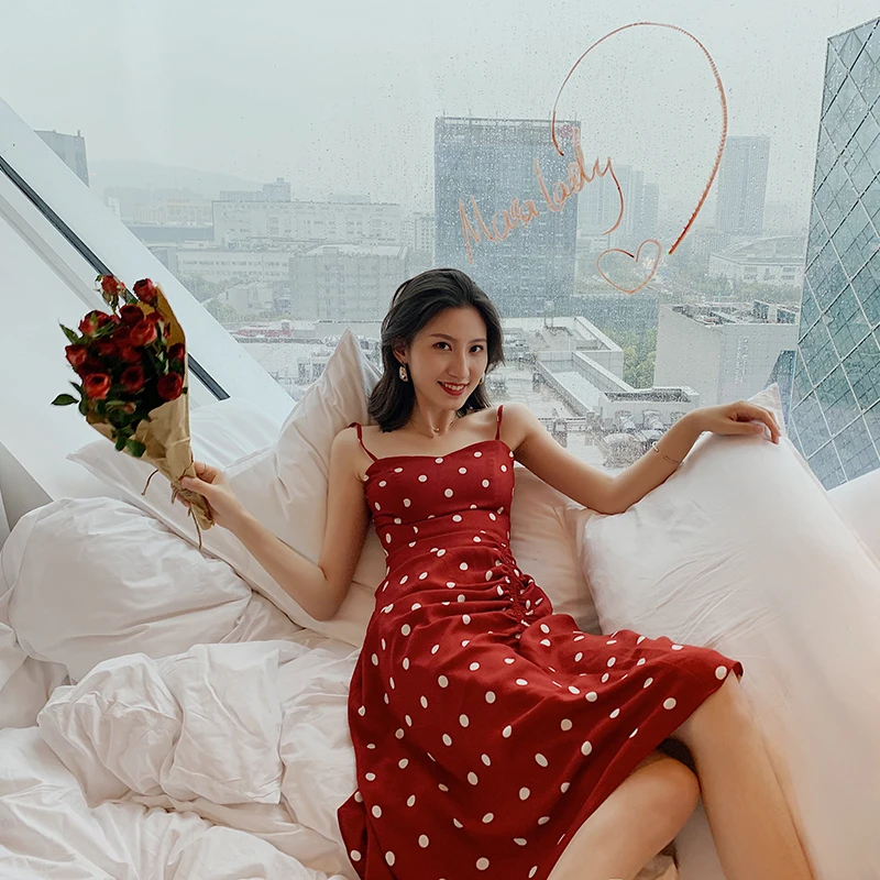 Винтажное красное платье в горошек с цветочным принтом плиссированное