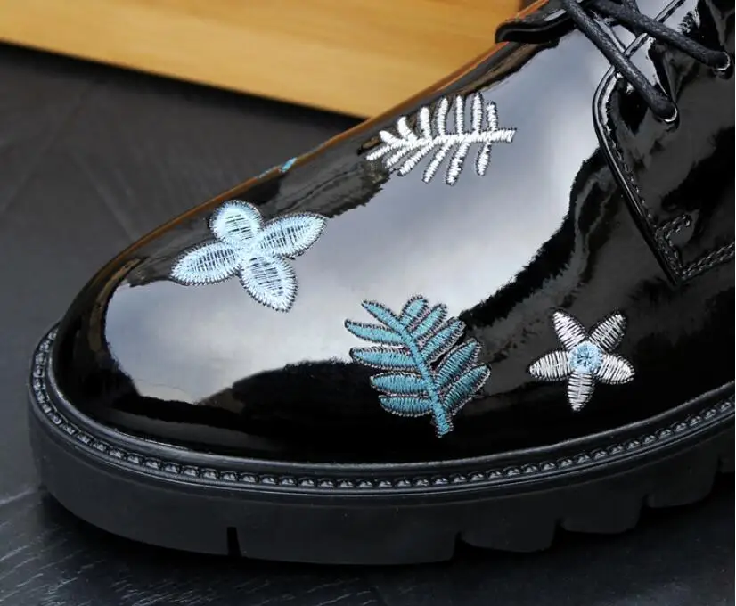 Мужские модельные туфли из лакированной кожи с вышивкой мужские деловые кожаные