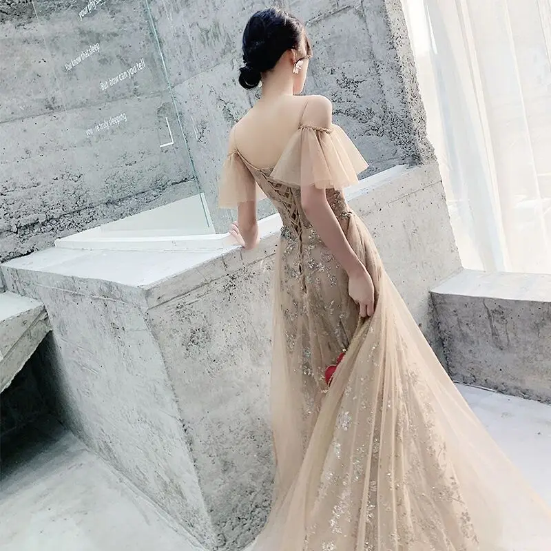 Женское вечернее платье без рукавов простое кружевное длинное с блестками и