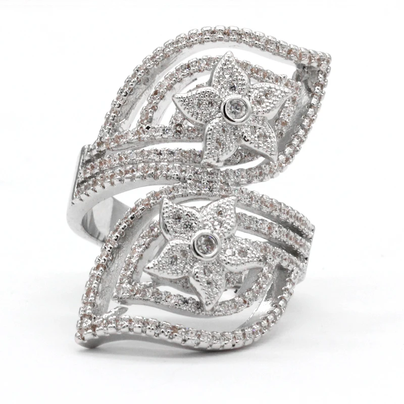 Женское кольцо на палец с большим цветком и фианитом асимметричного