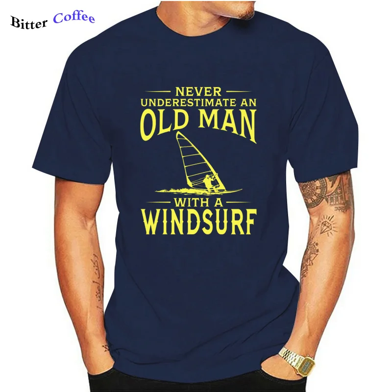 

Футболка с надписью Never Underestimate An Old Man With A Windsurf, Винтажная футболка для мальчиков, модная футболка с круглым вырезом, Новое поступление, Повсе...