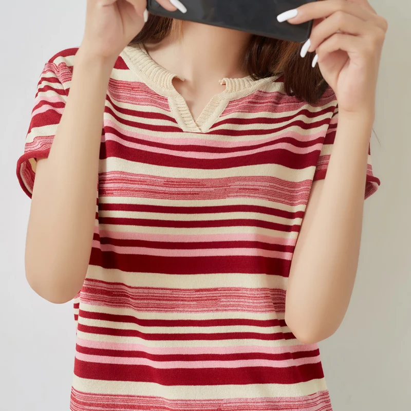 Женская футболка контрастного цвета в радужную полоску с коротким рукавом