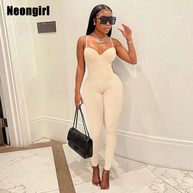 

Женский комбинезон на бретелях-спагетти с V-образным вырезом