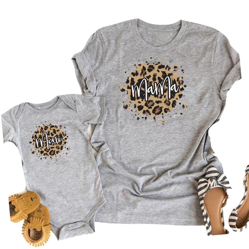 

Леопардовые футболки для мамы и дочки, летние Семейные одинаковые наряды для мамы, ребенка, мамы и я, футболка, одежда, женские хлопковые топ...