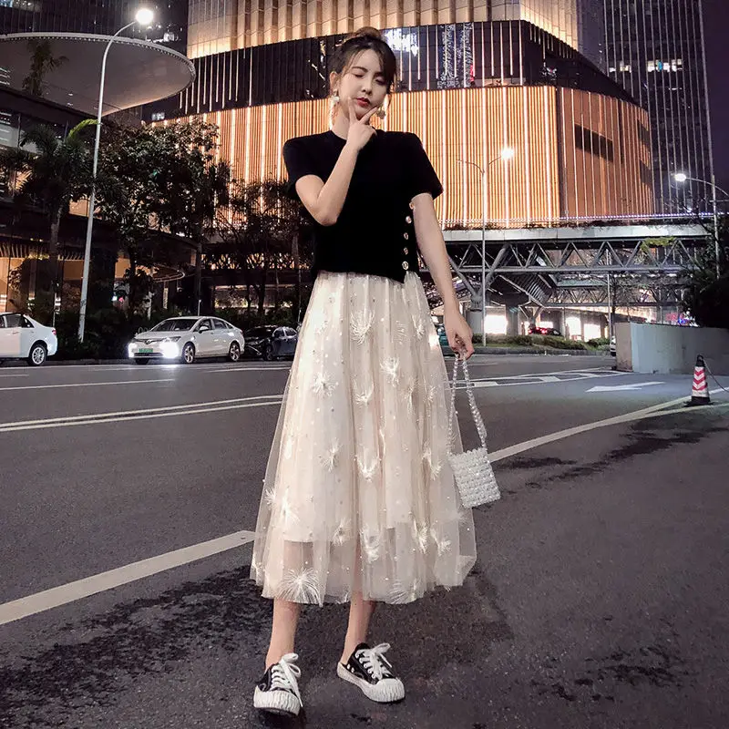 Женский костюм из двух предметов черная футболка на пуговицах с коротким рукавом