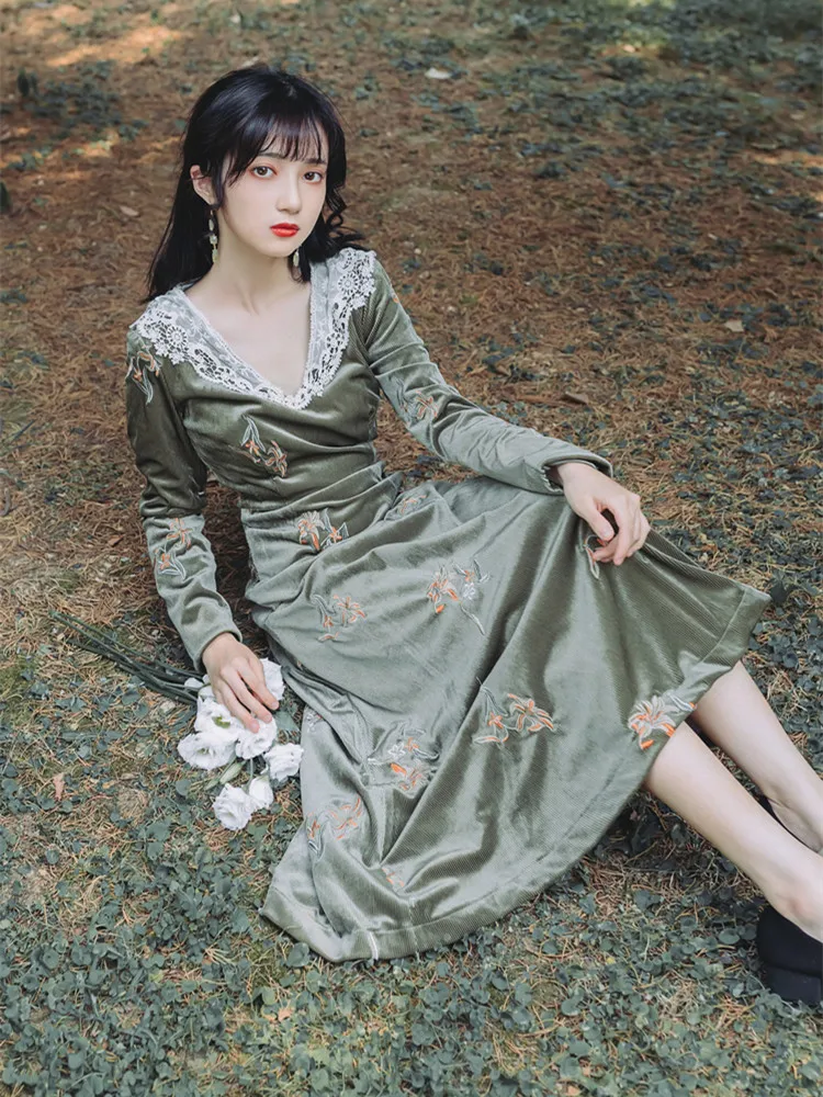 

Vintage Green Corduroy Lawn Dress Women Retro V-Neck Lace Collar Embroidery Floral Casual Dresses For Elegant Lady Vestido Festa