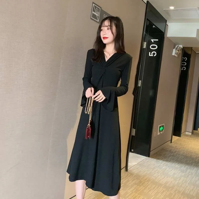 Женское вязаное платье Осень-зима 2020 с v-образным вырезом Расклешенным рукавом