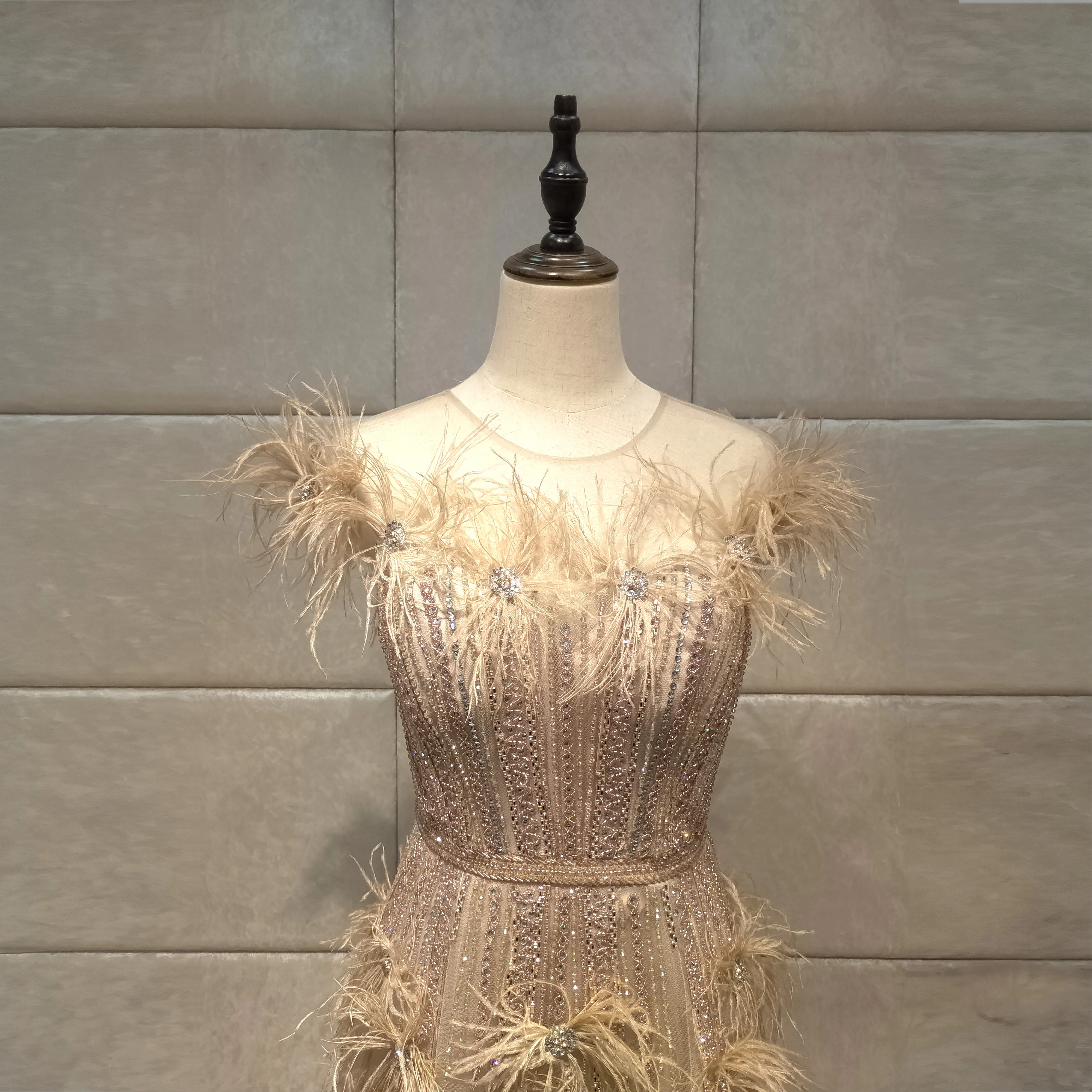 Характерные вечерние платья с перьями; Новинка года; vestido de noiva abendkleider robe de soiree; длинное платье