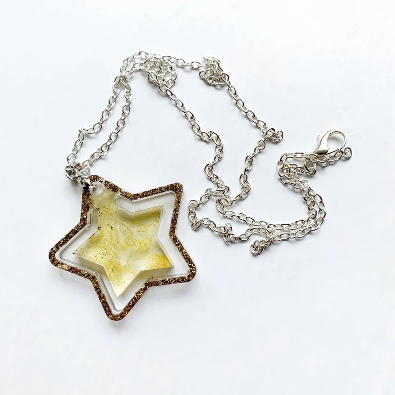 Кварцевая подвеска со звездными кристаллами в виде лимонно-желтых цитринов, украшенная медными чипсами, оргонитовая энергетическая смола, ювелирные принадлежности.