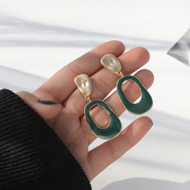 

2020 Korean New Design Geometric Clip on Earrings Matte Gold Irregular Enamel No Ear Hole Clips for Women Elegant Pendientes
