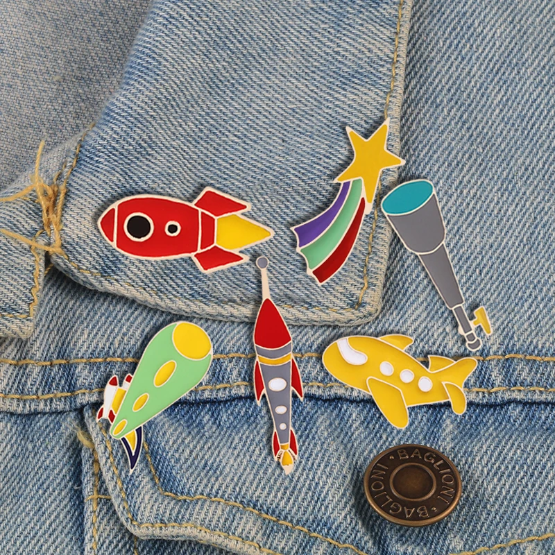 Вселенная космическая эмалированная заколка с изображением самолета ракеты