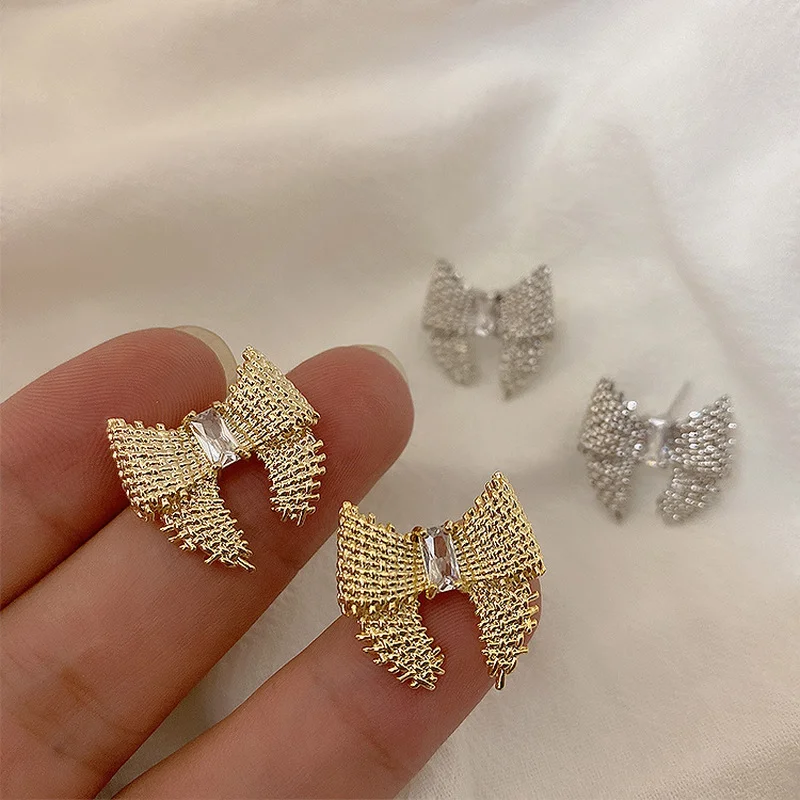 

Милые золотистые и Серебристые серьги-подвески ALLNEWME с бантом из сплава для женщин женские блестящие квадратные серьги Стразы Аксессуары