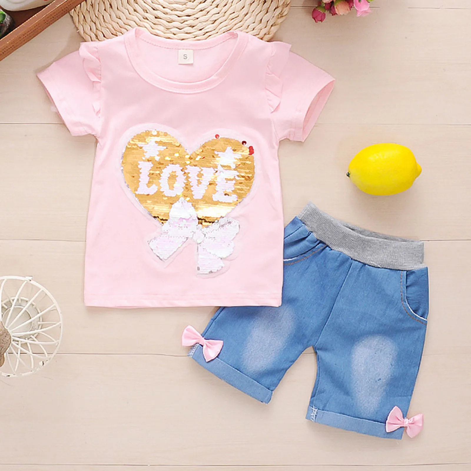

TELOTUNY топ с коротким рукавом для маленьких девочек с оборками и блестками с принтом Love Bow + джинсовые шорты, летние комплекты одежды для девоч...