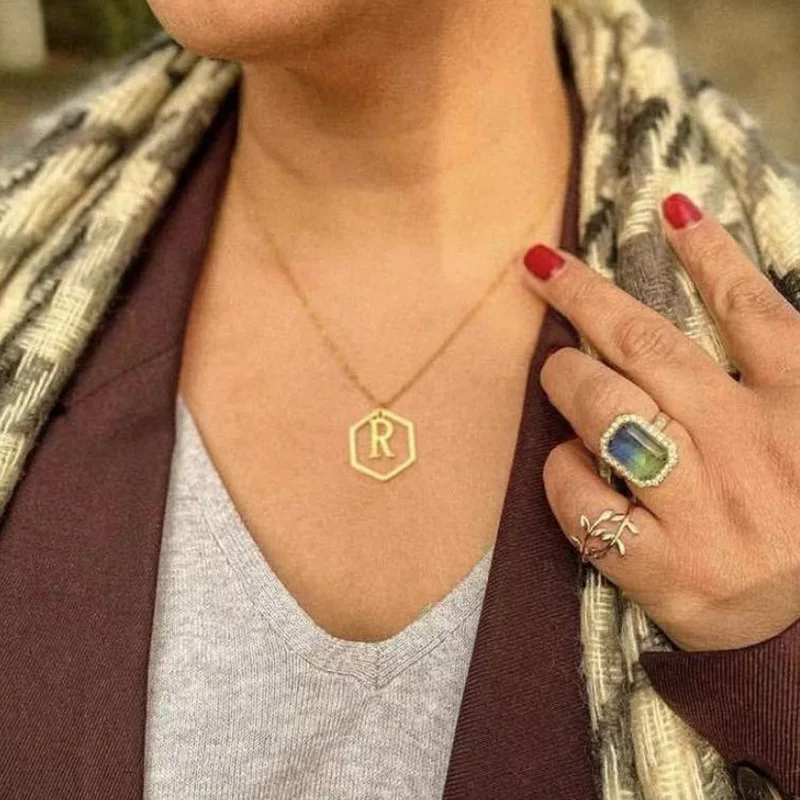 Первоначальный шестигранный кулон ожерелье полый монограммы Алфавит из