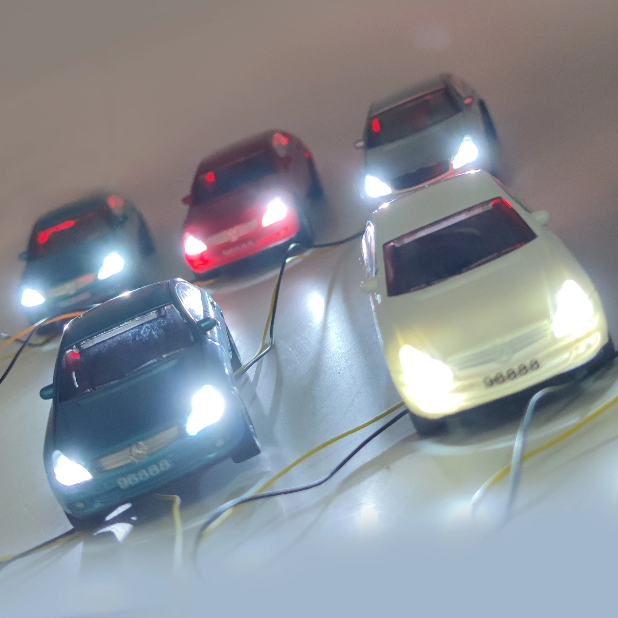 Модель автомобиля 9 см с 12 В светодиодными лампами пластиковая железная