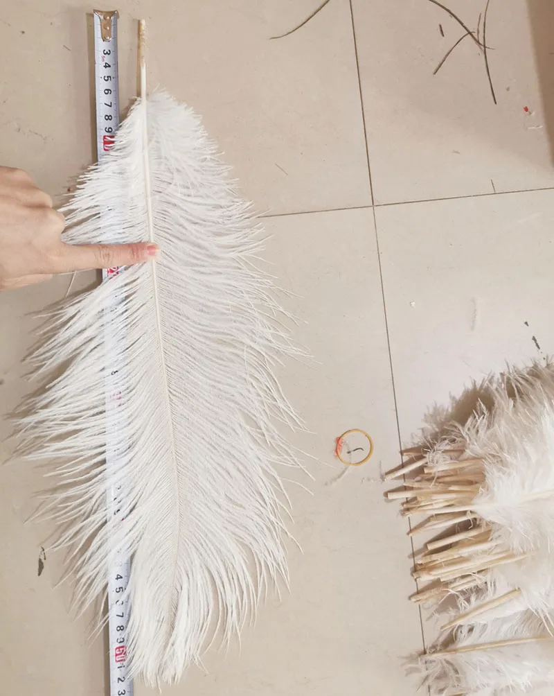 Бесплатная доставка EMS недорогое страусиное перо 100 шт. 20 22 дюйма 50 55 см белое