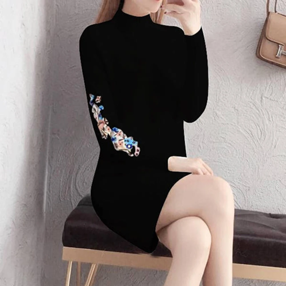 Женское Короткое трикотажное платье-свитер с цветочной вышивкой и длинным