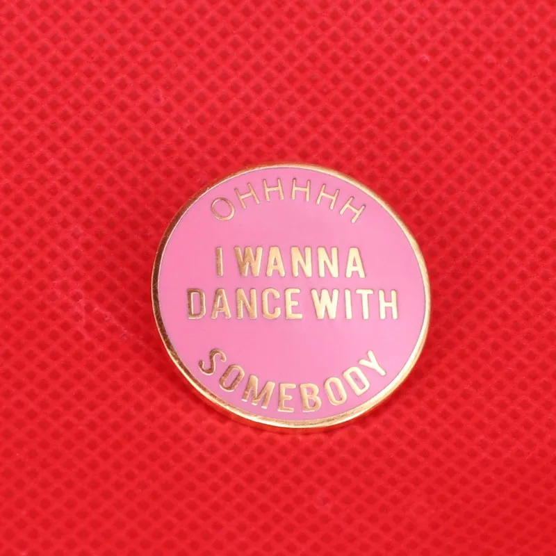 Я хочу танцевать с кем-то эмалированная брошь в стиле Уитни Хьюстона | Украшения и